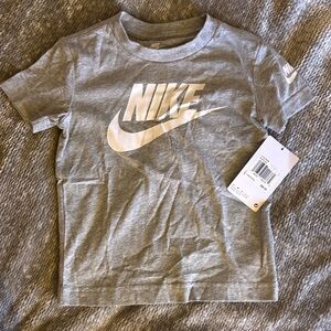 Nike Kids Light Gray Short Sleeve Tee size 3T